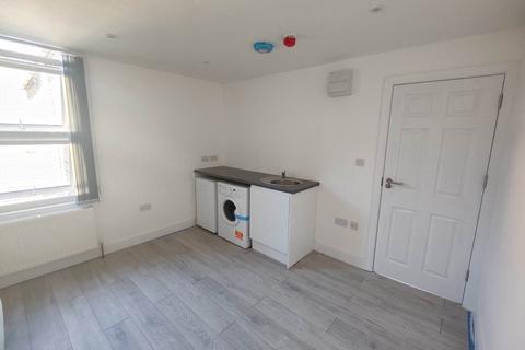 Studio to rent, Hillcrest Road, Acton