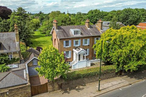 7 bedroom detached house to rent, Hampton Court Road, East Molesey, Surrey, KT8