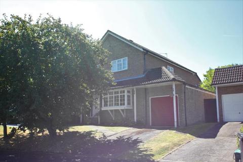 4 bedroom detached house to rent, Meadow Rise, Woking GU21