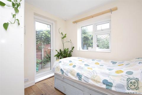 4 bedroom terraced house for sale, Station Crescent, London, N15