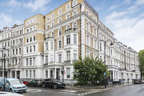 3 bedroom apartment to rent, Courtfield Gardens, London, SW5