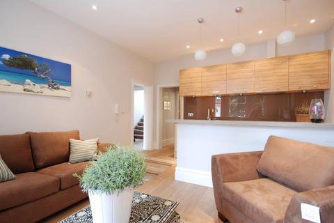 2 bedroom flat to rent, Avenue Gardens, Acton, London, W3