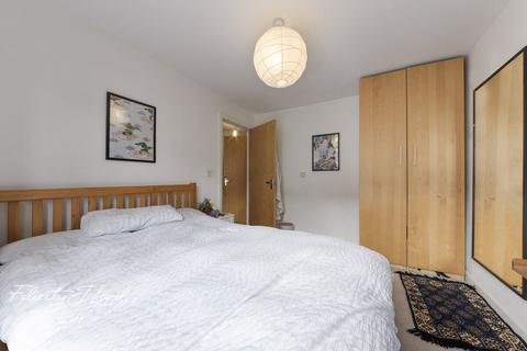 2 bedroom flat for sale, Blondin Street, London