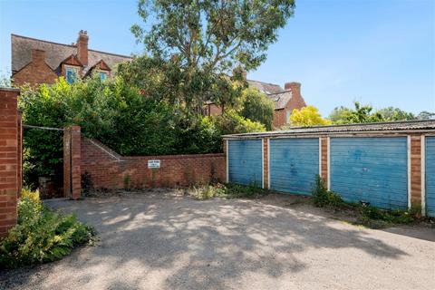 Flat 2, 16 Battenhall Road, Worcester, WR5 2BL