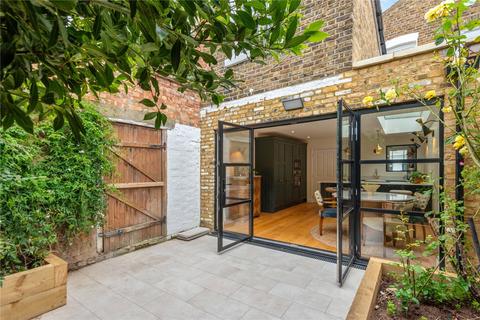 3 bedroom end of terrace house to rent, Martindale Road, London, SW12