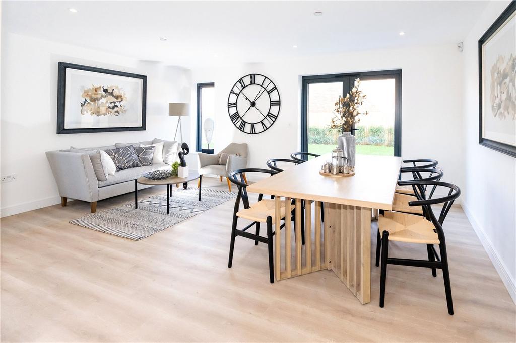 Lounge / Dining Area