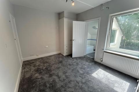 2 bedroom terraced house to rent, Crown Road, Sutton