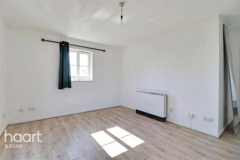 2 bedroom flat to rent, Keel Close, Barking