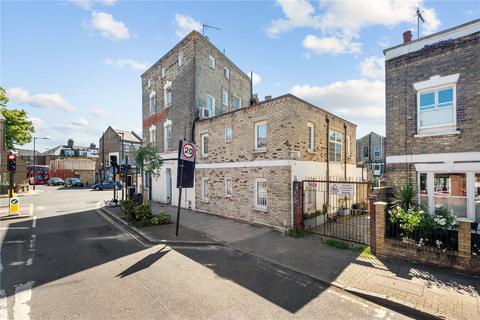 4 bedroom end of terrace house to rent, Rumsey Mews, London, N4