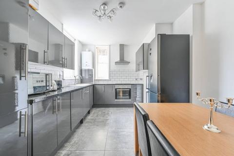 3 bedroom flat to rent, Elsynge Road Mansions, Clapham Junction, London, SW18