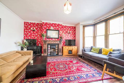 4 bedroom maisonette to rent, Raleigh Gardens, Brixton Hill, London, SW2
