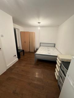 Studio to rent, Heath Road, Hounslow TW3