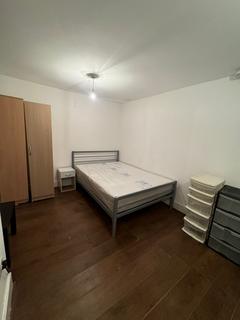 Studio to rent, Heath Road, Hounslow TW3