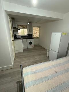 Studio to rent, Heath Road, Hounslow TW3