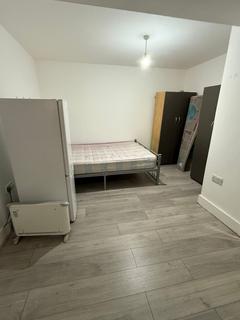 Studio to rent, Heath Road, Hounslow TW3