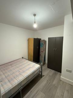 Studio to rent, Heath Road, Hounslow TW3