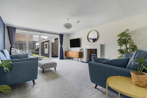 8 Corbett Close, Upper Heyford, Bicester, OX25 5AS