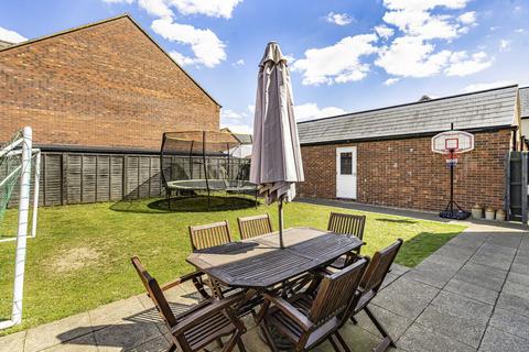 8 Corbett Close, Upper Heyford, Bicester, OX25 5AS
