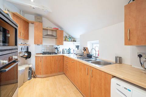 2 bedroom flat to rent, High Street, High Barnet, Barnet, EN5