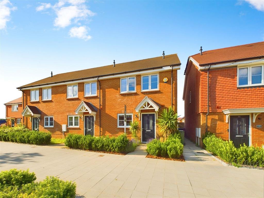 Kilnwood Vale RH12 2 bed end of terrace house for sale £375,000