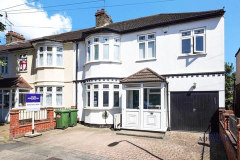 4 bedroom end of terrace house for sale, Lyndhurst Drive, Hornchurch, Essex, RM11