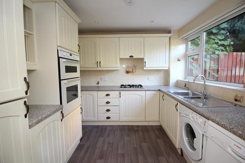 3 bedroom semi-detached house to rent, Kelvedon Close, CM11