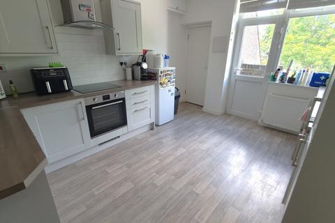 4 bedroom flat to rent, Finchley Lane, Hendon