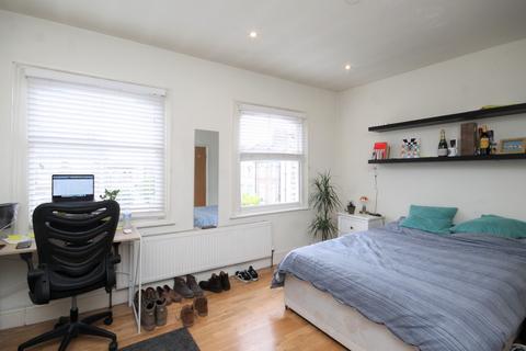 4 bedroom flat to rent, Roden Street, Islington, N7