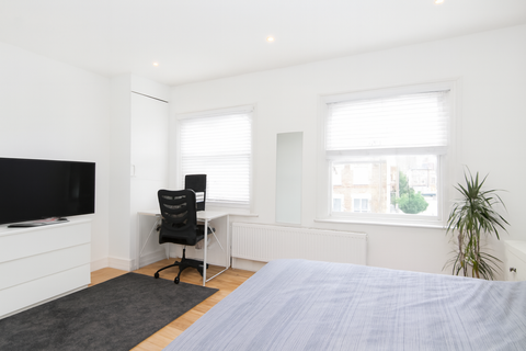 4 bedroom flat to rent, Roden Street, Islington, N7