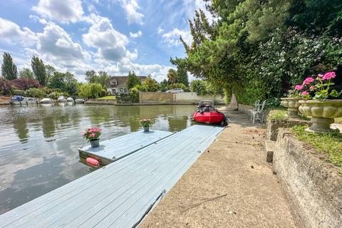 3 bedroom detached bungalow for sale, Riverside - Wraysbury, Berkshire