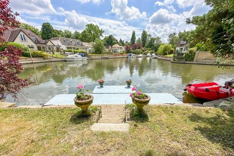 3 bedroom detached bungalow for sale, Riverside - Wraysbury, Berkshire