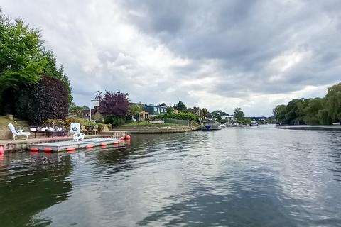 3 bedroom detached bungalow for sale, Riverside - Wraysbury, Berkshire