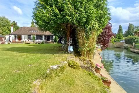 3 bedroom detached bungalow for sale, Riverside - Wraysbury, Berkshire