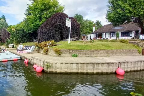 3 bedroom detached bungalow for sale, Riverside - Wraysbury, Berkshire