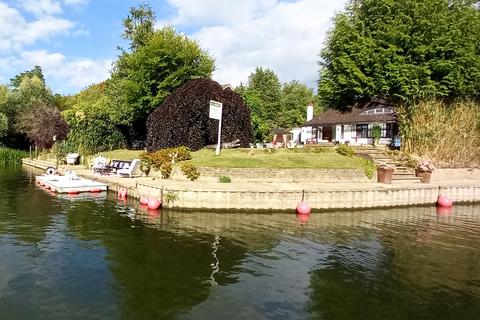 3 bedroom detached bungalow for sale, Riverside - Wraysbury, Berkshire