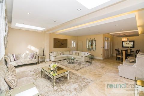 2 Corrigan Close, London, NW4 1TF