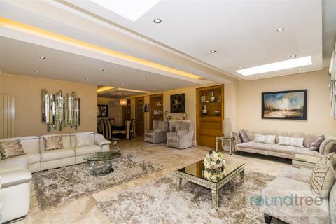 2 Corrigan Close, London, NW4 1TF