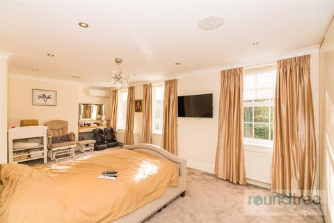 2 Corrigan Close, London, NW4 1TF