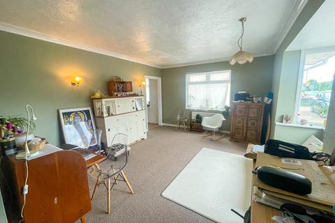 2 bedroom detached bungalow for sale, Wraysbury, Berkshire