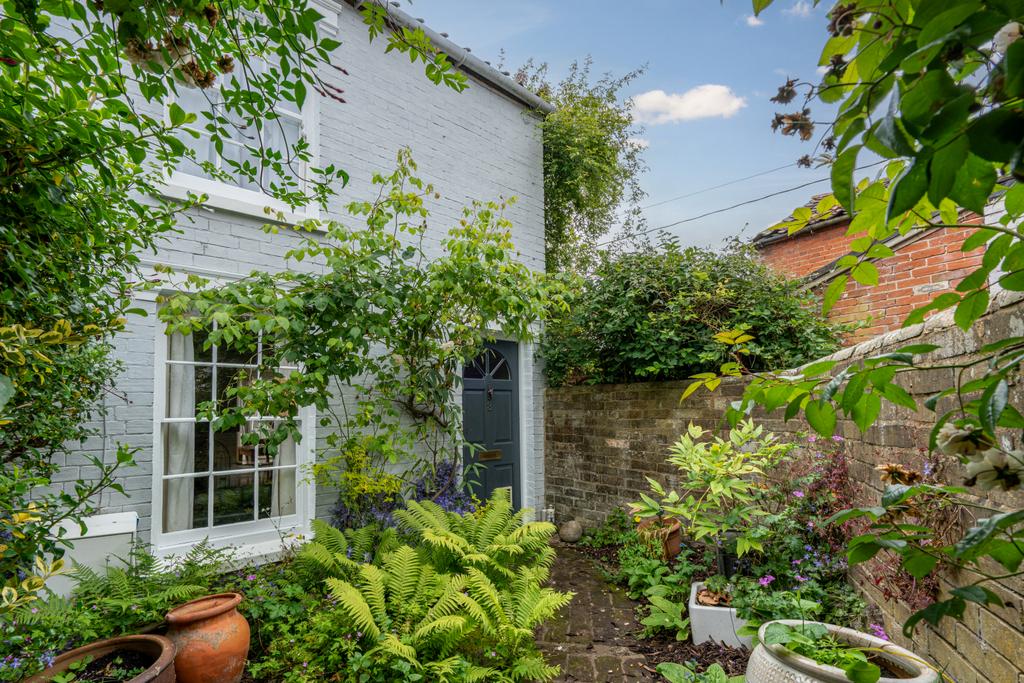 Two Bedroom Character Cottage In Central Woodbrid