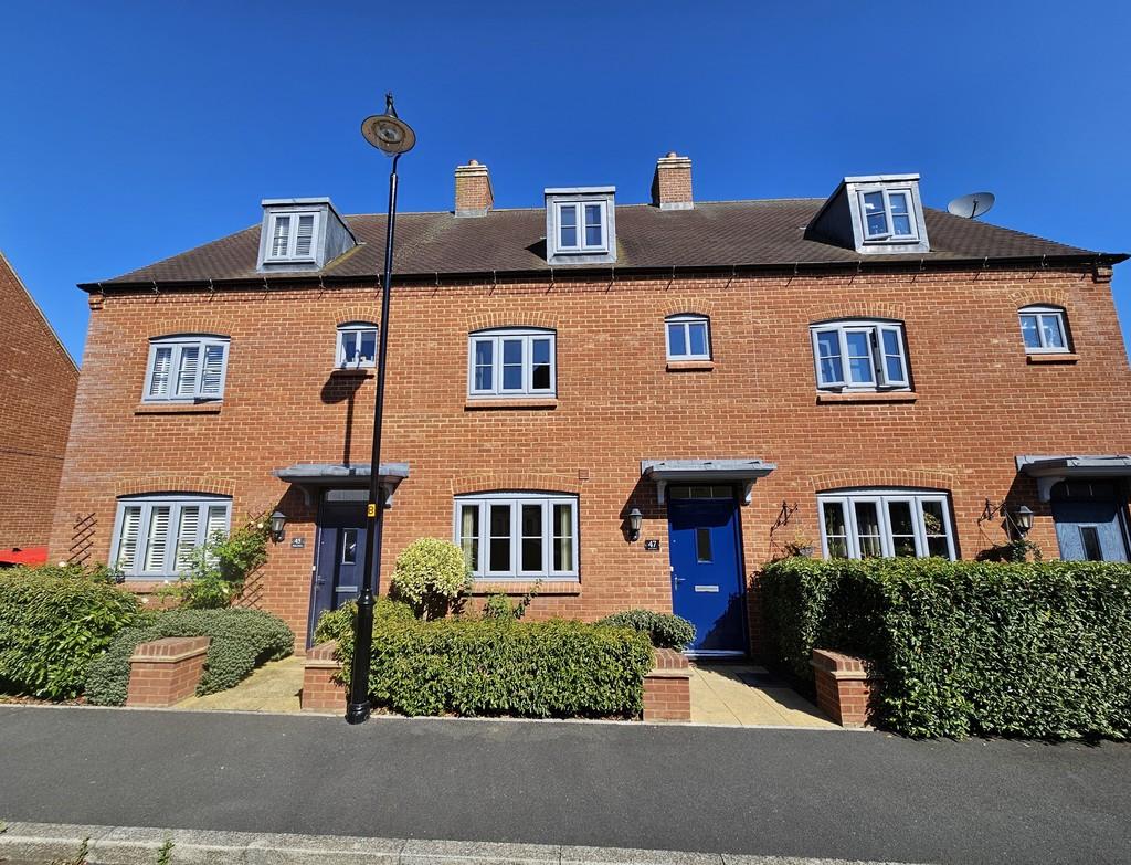 Juliet Drive, Brackley 3 bed townhouse £1,595 pcm (£368 pw)