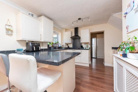 16 Byron Close, Yateley, GU46 6YW