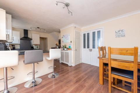 16 Byron Close, Yateley, GU46 6YW