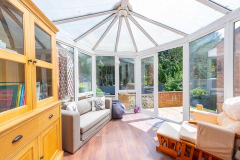 16 Byron Close, Yateley, GU46 6YW