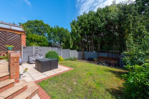 16 Byron Close, Yateley, GU46 6YW