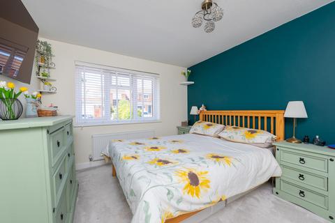 16 Byron Close, Yateley, GU46 6YW