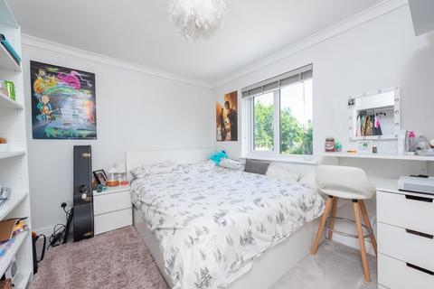 16 Byron Close, Yateley, GU46 6YW