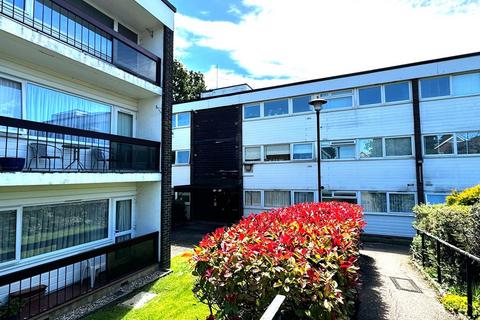 2 bedroom ground floor flat to rent, St. Winifreds Close, Chigwell IG7