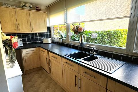 2 bedroom ground floor flat to rent, St. Winifreds Close, Chigwell IG7