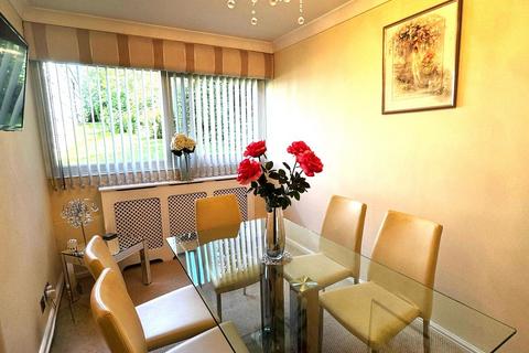 2 bedroom ground floor flat to rent, St. Winifreds Close, Chigwell IG7